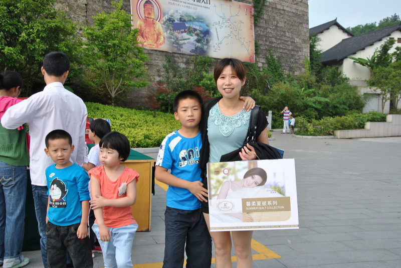 與幸運(yùn)獎合影